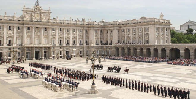 Changing the Guard at the Royal Palace | Official tourism website
